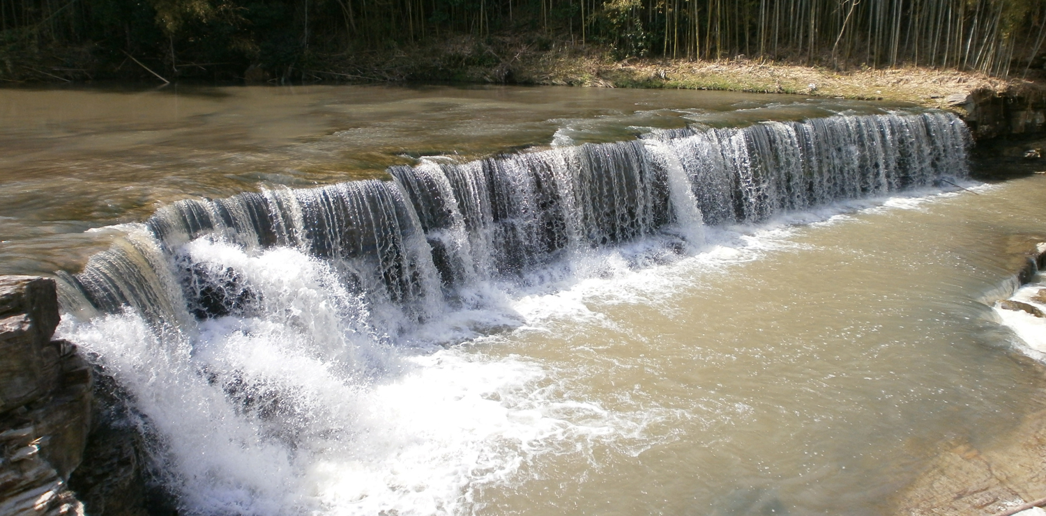 吉川町内随一の景勝地「黒滝」